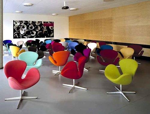 Poltrona de formato aberto e clássico, inspirada no design de saguão de hotel dos anos 1950