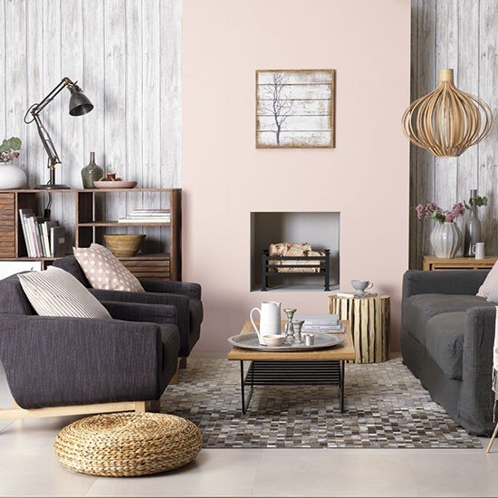 Sala escandinava com painéis de madeira e tons de rosa