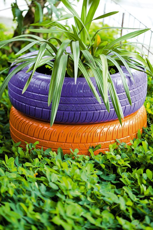 Jardim com objetos reaproveitados