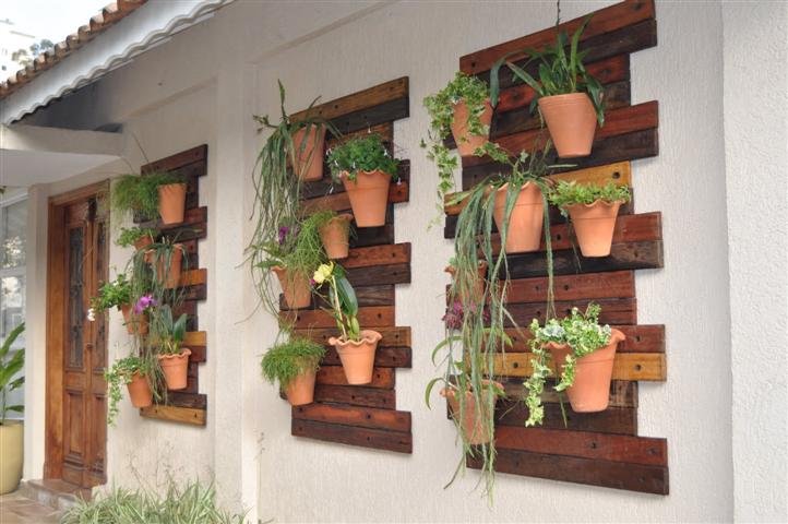 Jardim vertical com madeira reaproveitada