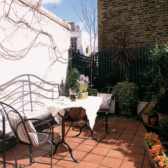 Terraço com mobília rústica