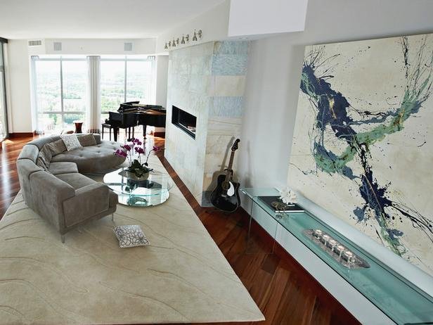 Living criativo e colorido, com sofá, quadros e objetos decorativos