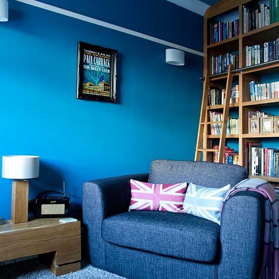 Living com parede azul
