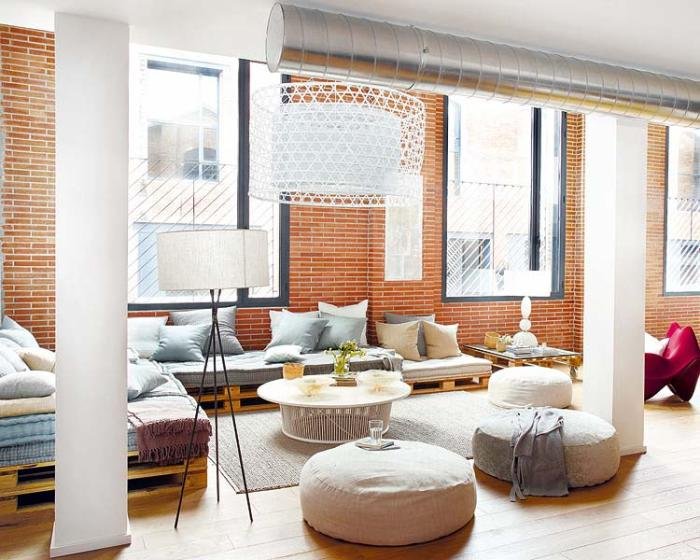 Loft com pallets e puffs