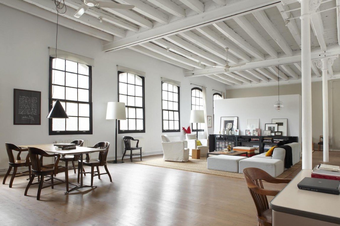 Loft com piso de madeira