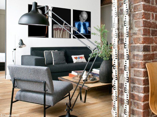 Loft com lareira de tijolo aparente