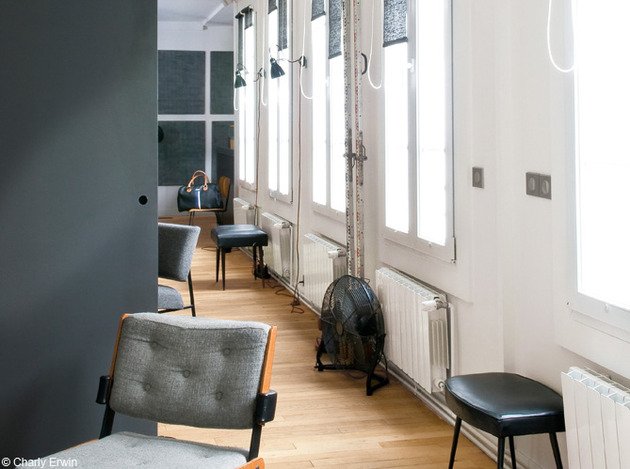Segunda sala de estar com janelas altas