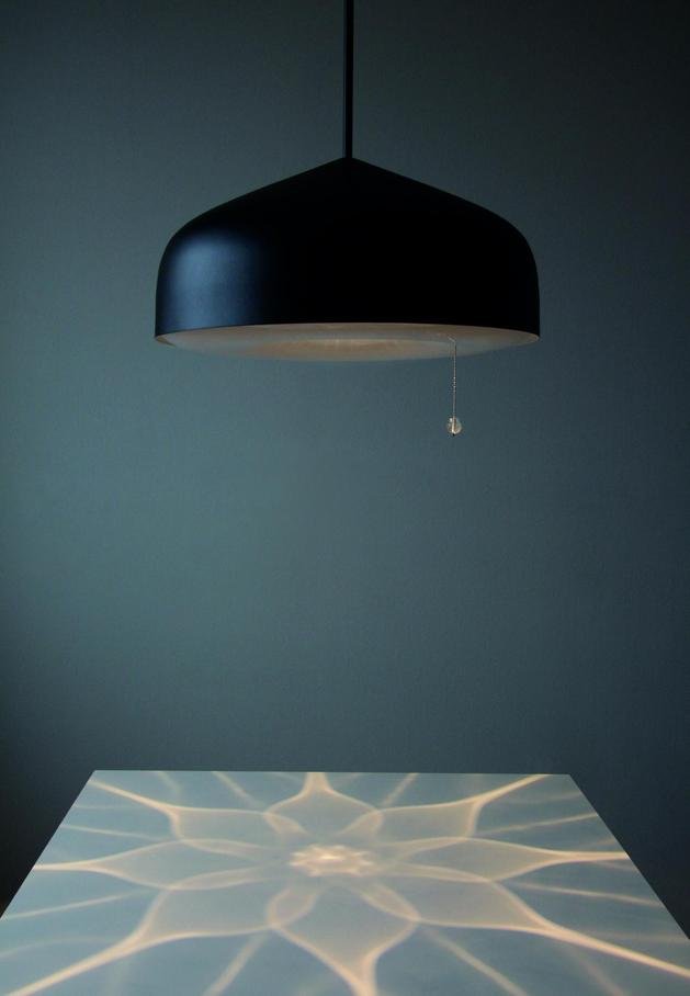 Reflexo floral na mesa