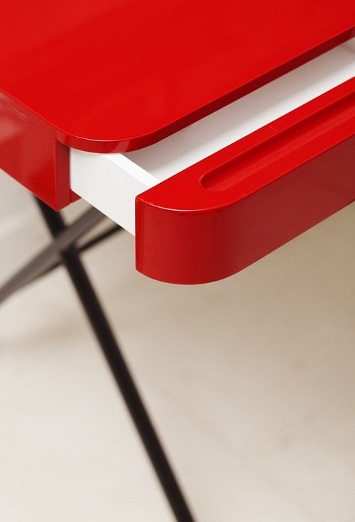 Detalhe das gavetas e do vão para notebook