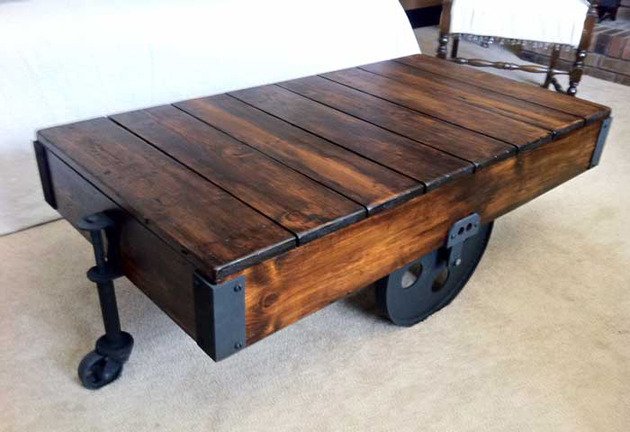Mesa feita com carrinho antigo