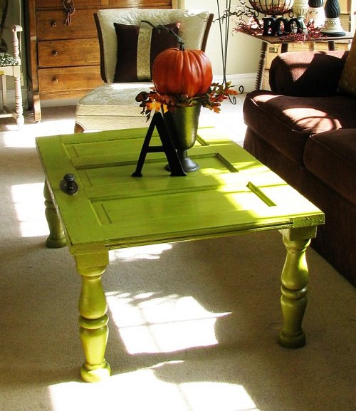 Mesa de centro feita com porta antiga
