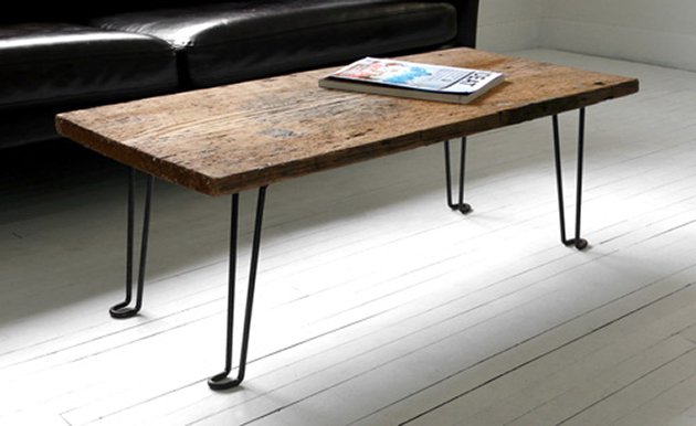 Mesa de prancha com pés de metal