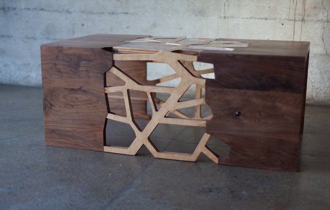 Mesa de centro de bambu e nogueira