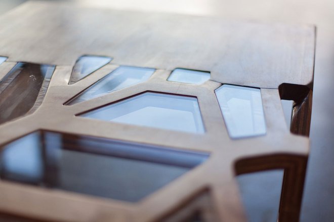 Vidro entre as células de madeira