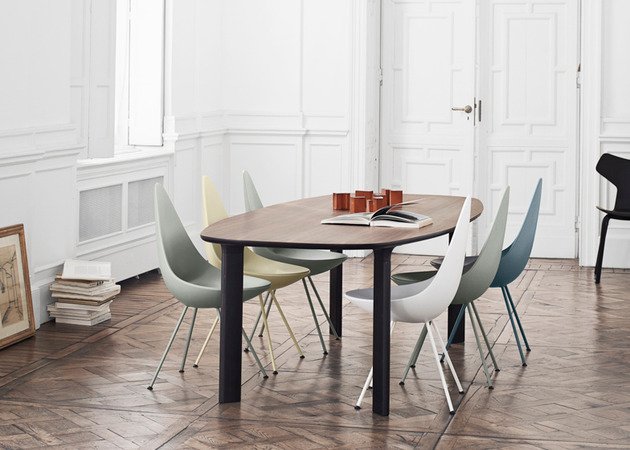 Mesa de Jaime Hayon com cadeiras Drop