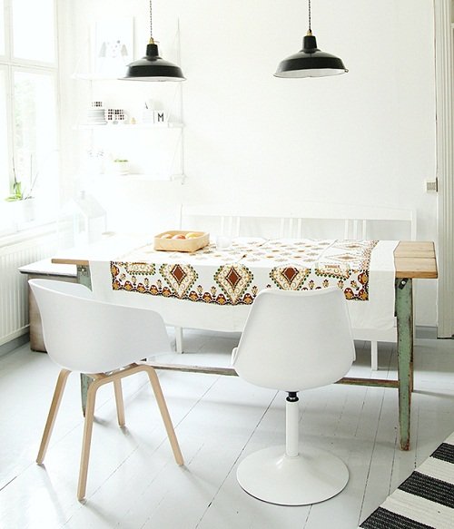 Cozinha com mesa rústica verde e branca