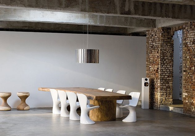 Mesa de borda orgânica com cadeiras modernas