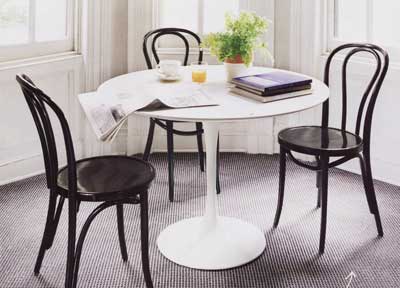 Mesa Saarinen na sala de jantar