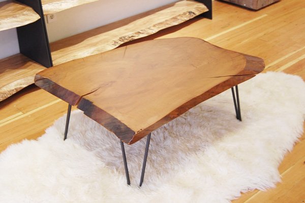 Mesa feita de tronco com pés de metal
