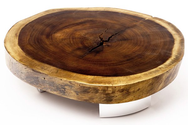Mesa de madeira natural sobre base de alumínio
