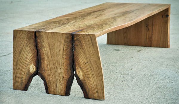 Mesa rústica de madeira em sala