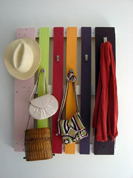 Pallet como arara de roupas