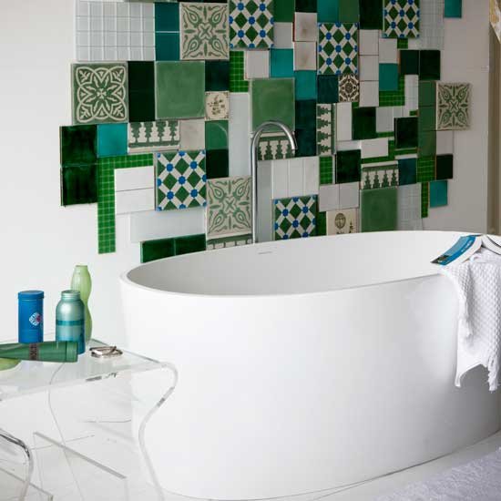 Banheiro com parede de azulejos variados