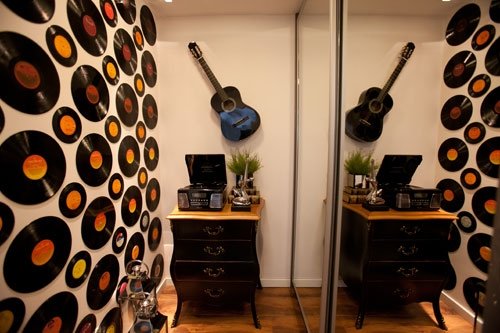 Parede com discos de vinil