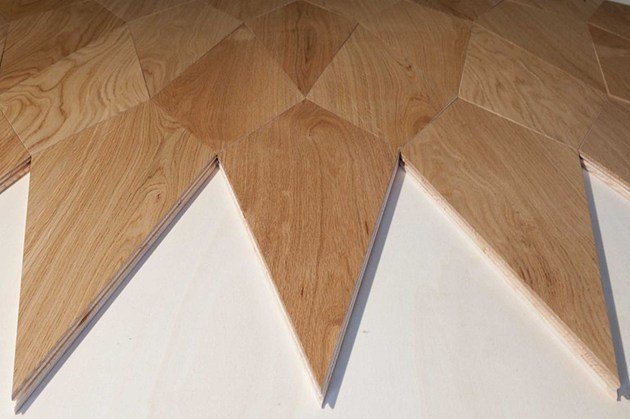 Ambiente com piso de carvalho em forma de diamante