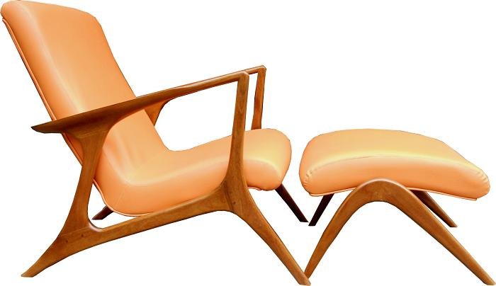 Puff de formato orgânico com base de madeira à mostra, complementando poltronas de design