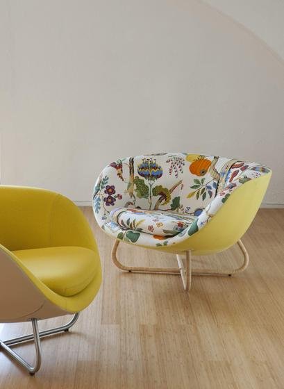 Poltrona de design escandinavo com base de madeira maciça em ângulo