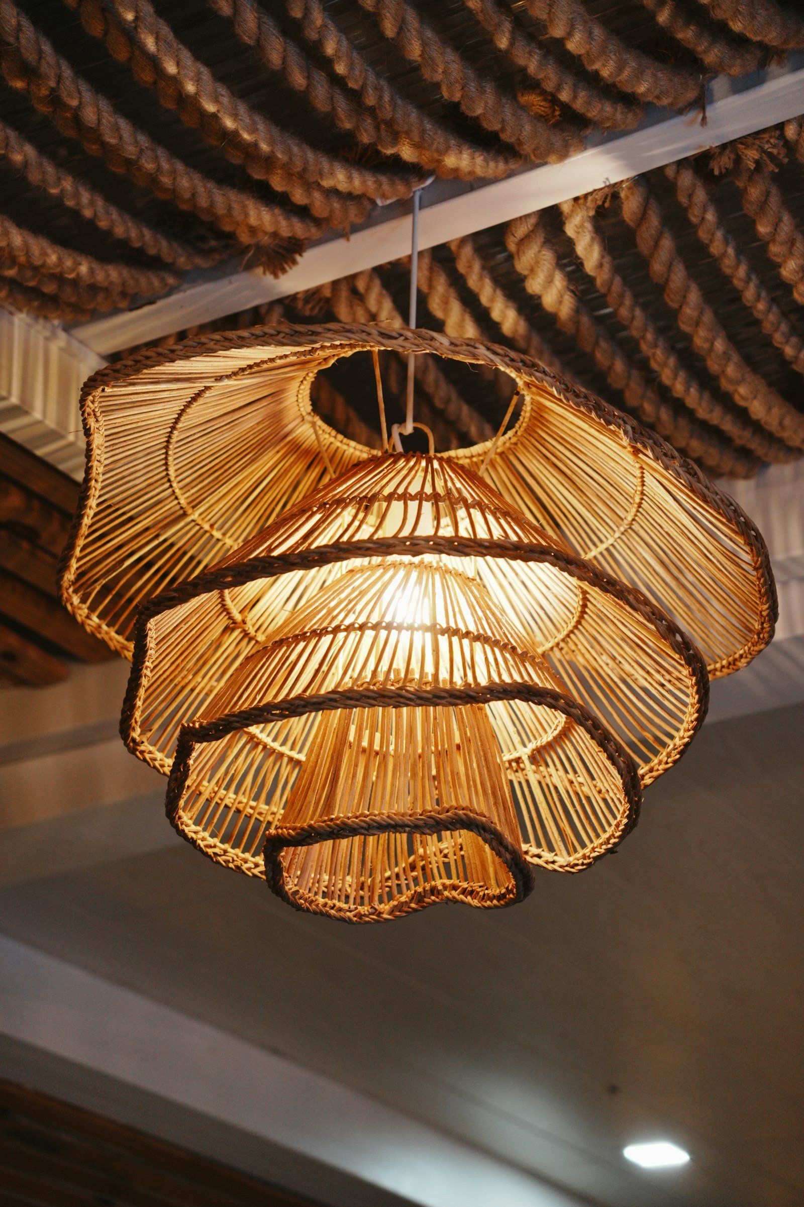 Lustre de bambu trançado pendurado no teto