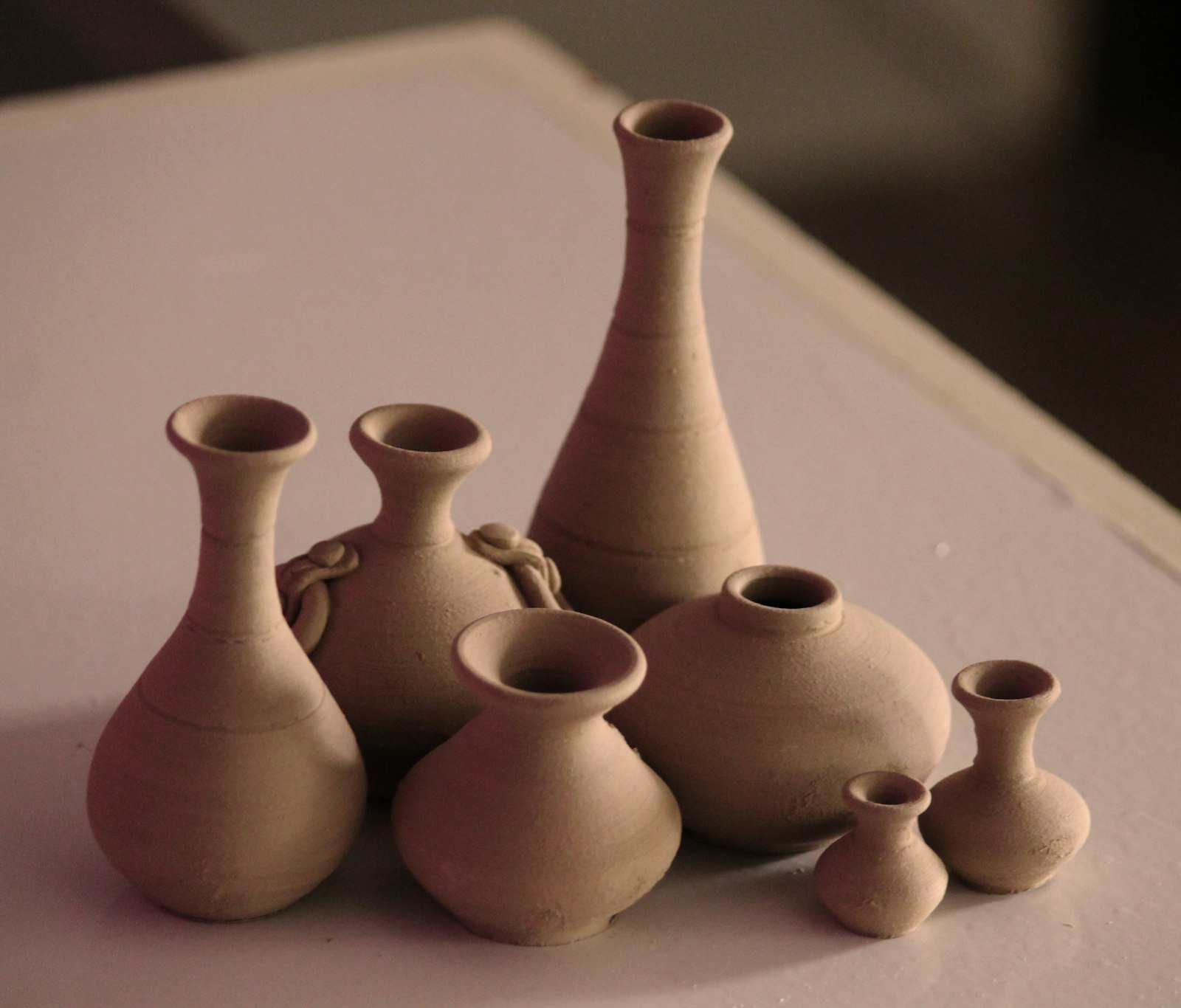 Vasos de barro feitos à mão sobre uma mesa