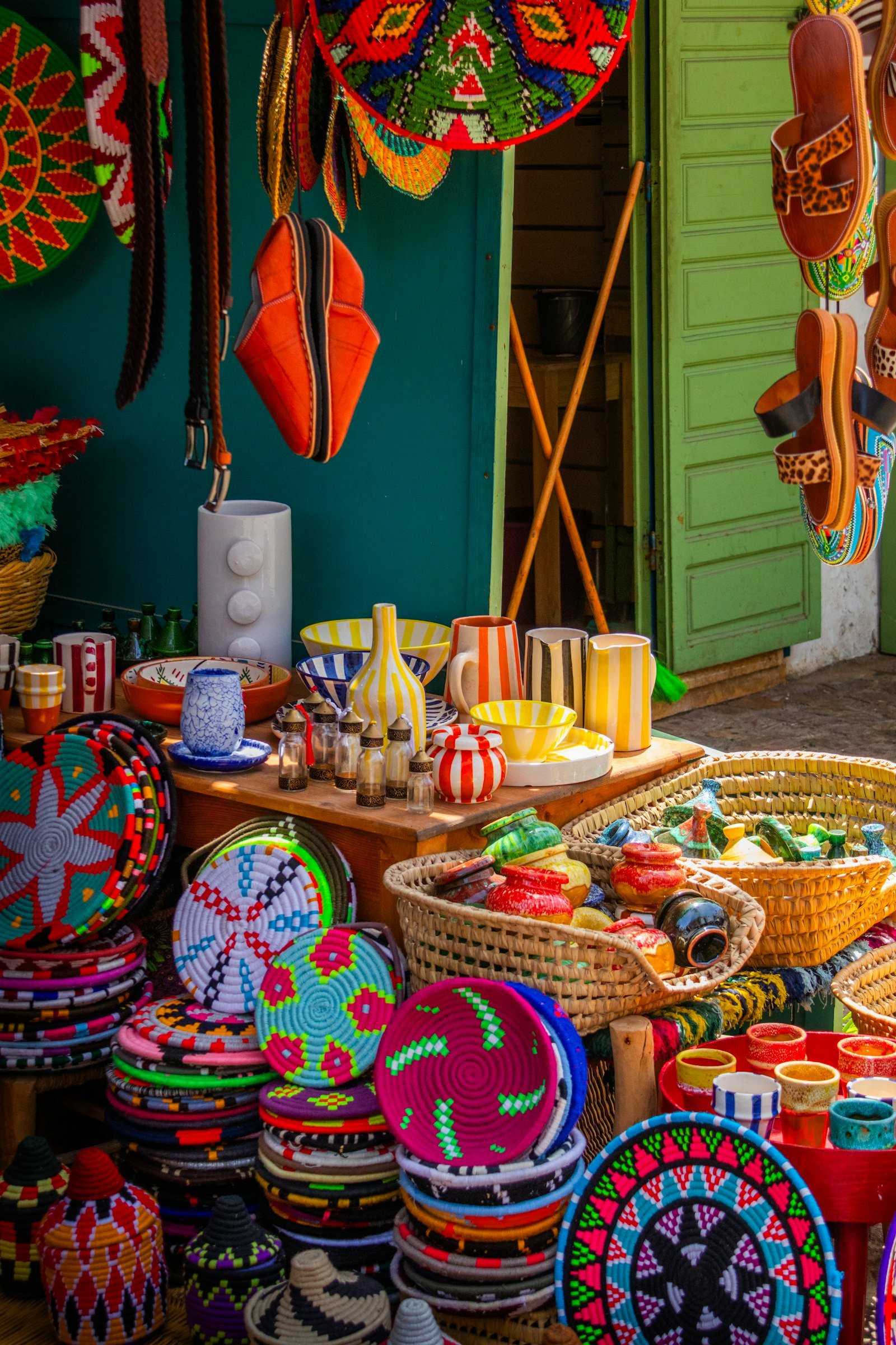 Exposição colorida de cestos artesanais