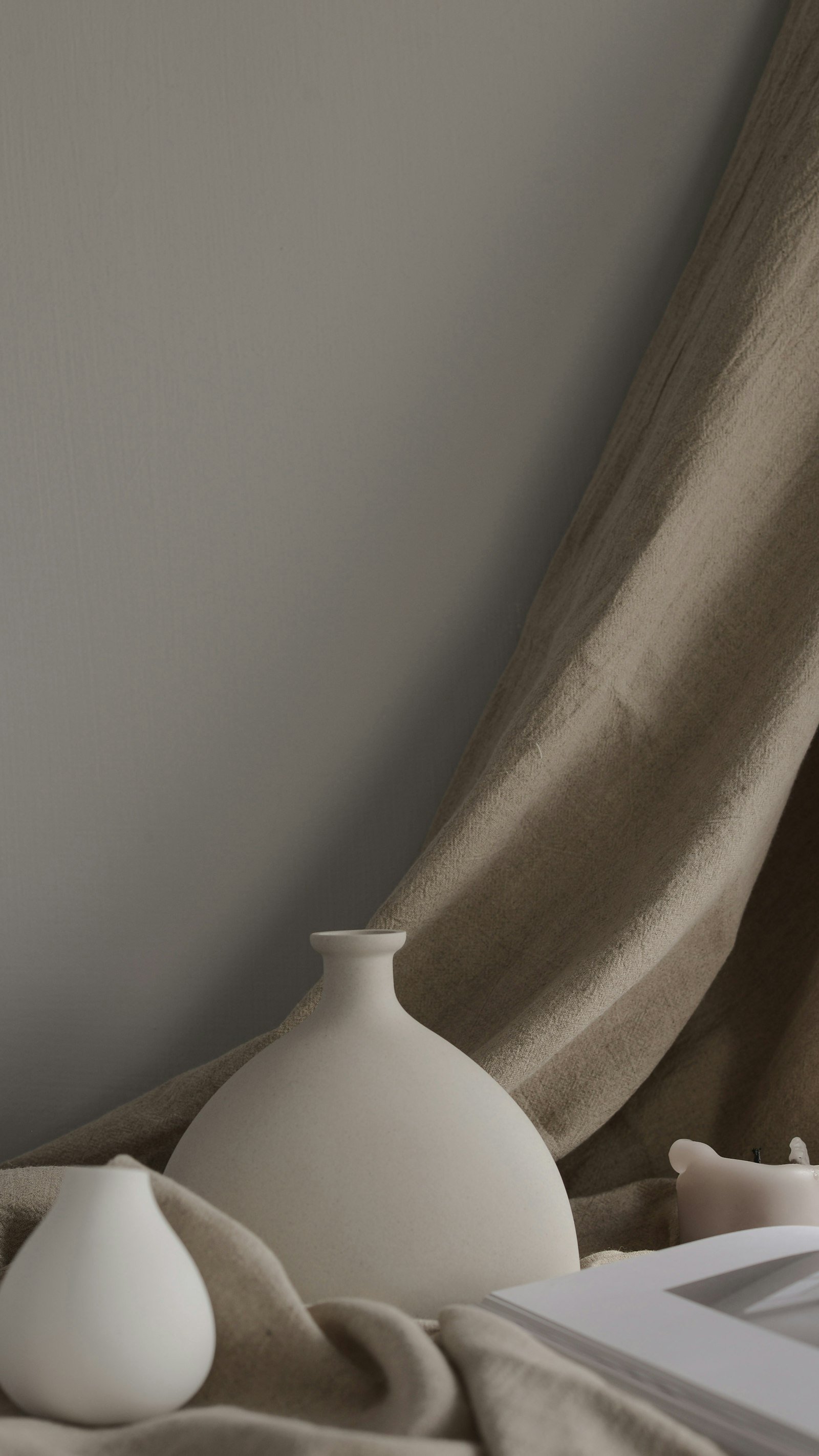 Dois vasos de cerâmica branca minimalistas