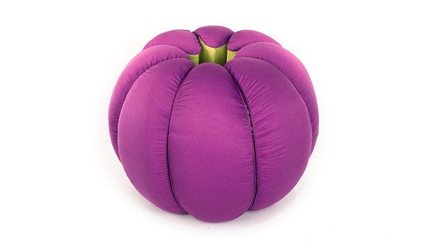 Pufe Mandarim fechado, em forma de bola cor de magenta, com os gomos costurados por zíperes