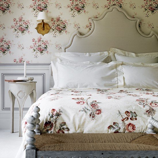 Quarto de estilo clássico com cama de cabeceira trabalhada