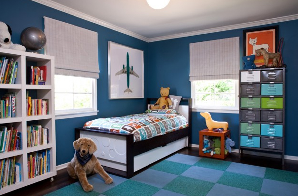 Quarto de menino todo em azul com armários