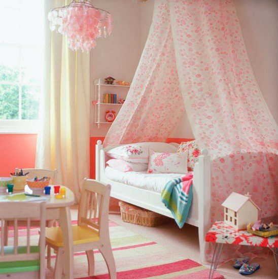 Tecido pink sobre a cama