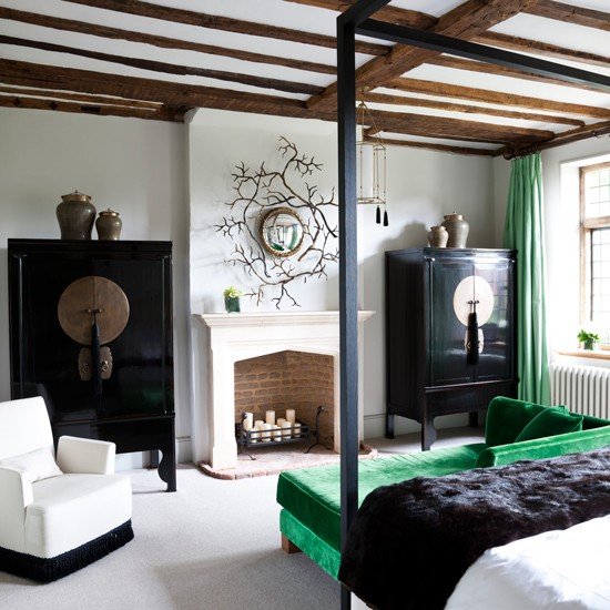 Quarto moderno com vigas de madeira