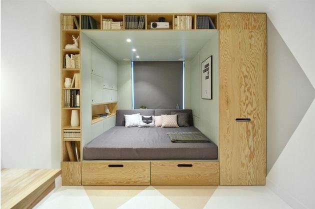 Quarto com grande caixa de madeira organizadora