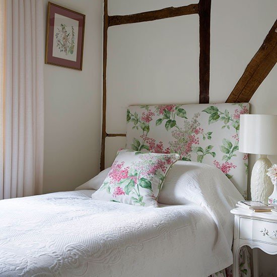 Quarto pequeno branco com floral