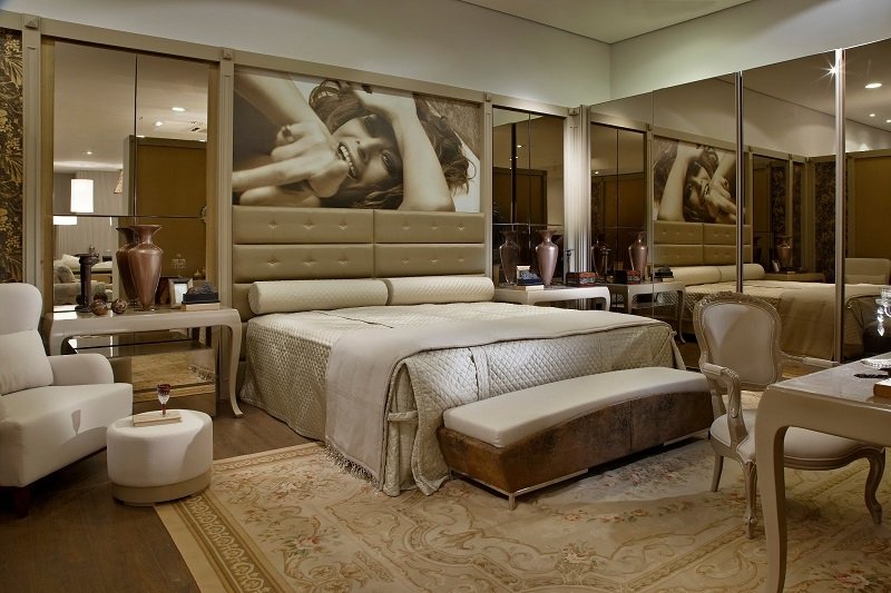 Quarto luxuoso com espelhos