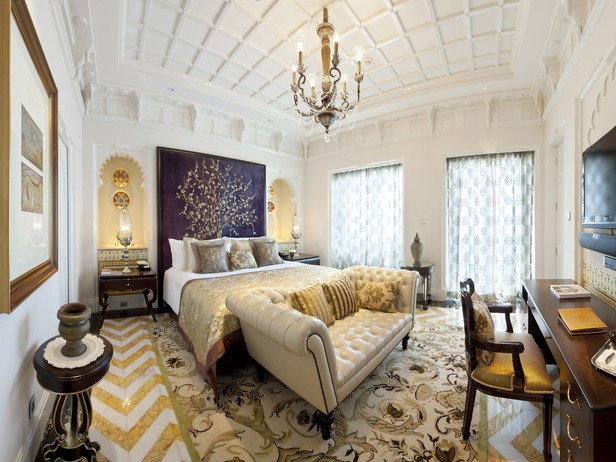 Quarto luxuoso no palácio Taj Mahal, com tapete e recamier