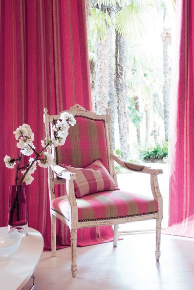 Poltrona Luiz XV em ambiente rosa