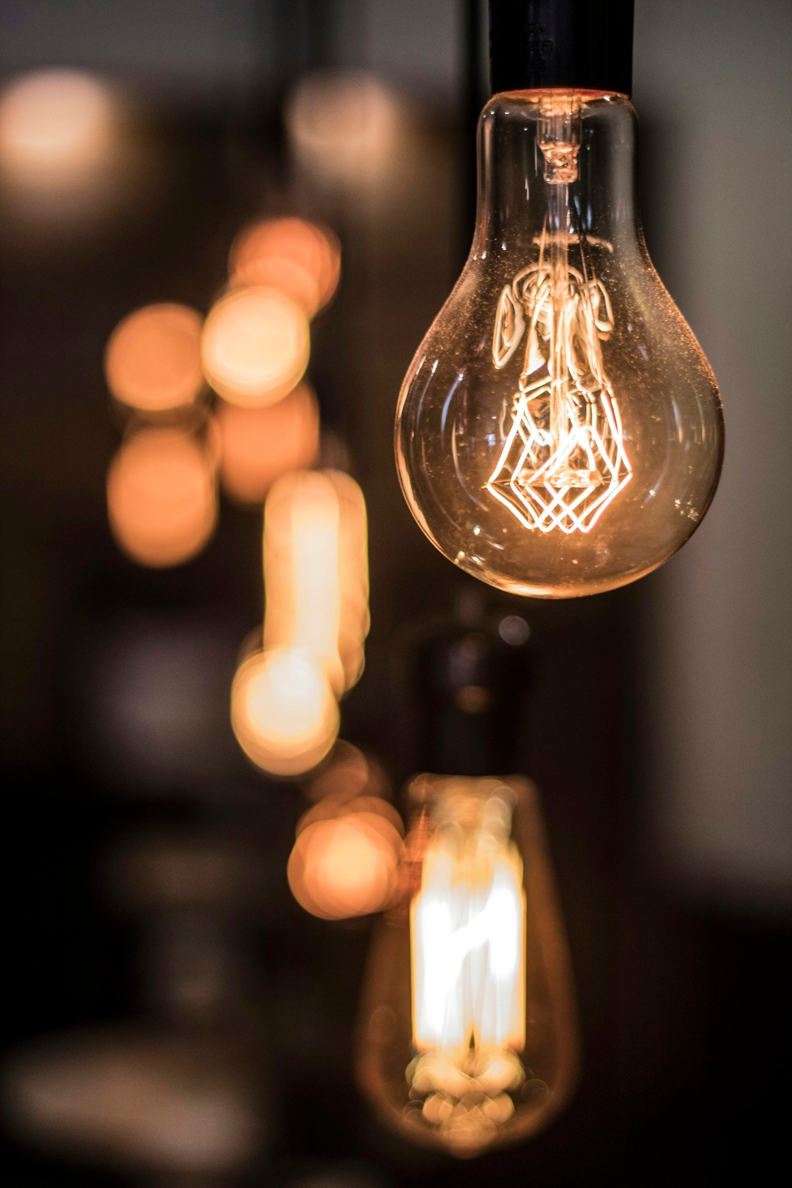 Lâmpadas de filamento acesas com luz amarelada