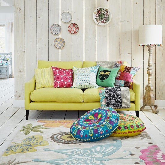Sala rústica boho com sofá colorido