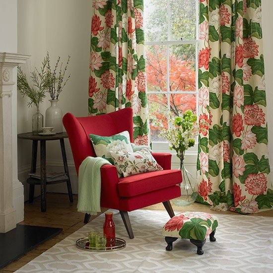 Sala com poltrona vermelha de leitura