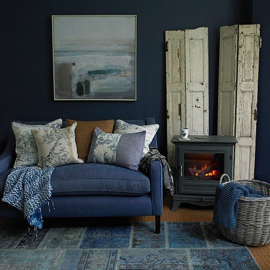 Sala com sofá azul jeans