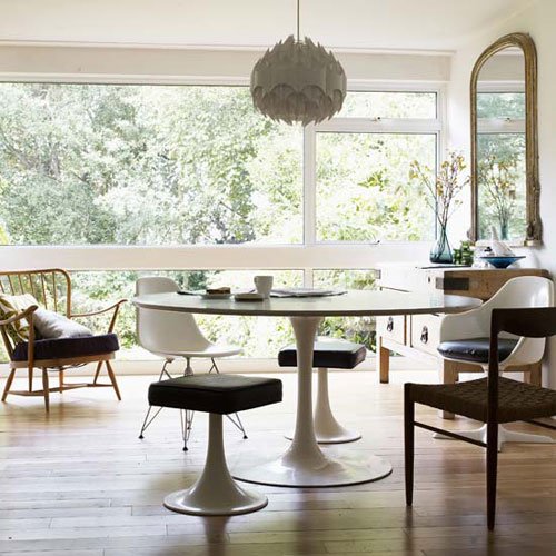 Mesa Saarinen na sala de jantar